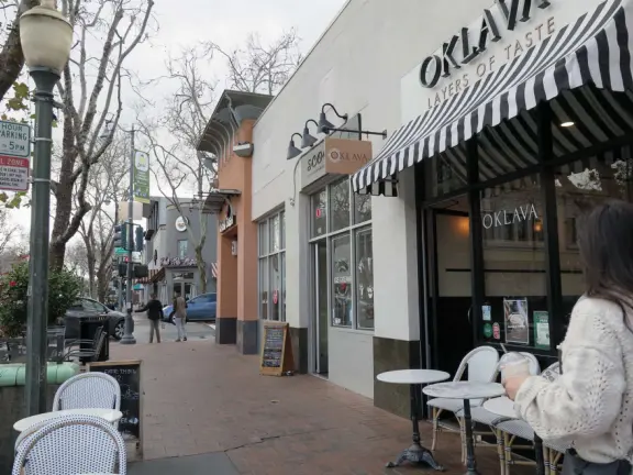 Energetic main strip with cafes and stores, walking distance from Stanford University.